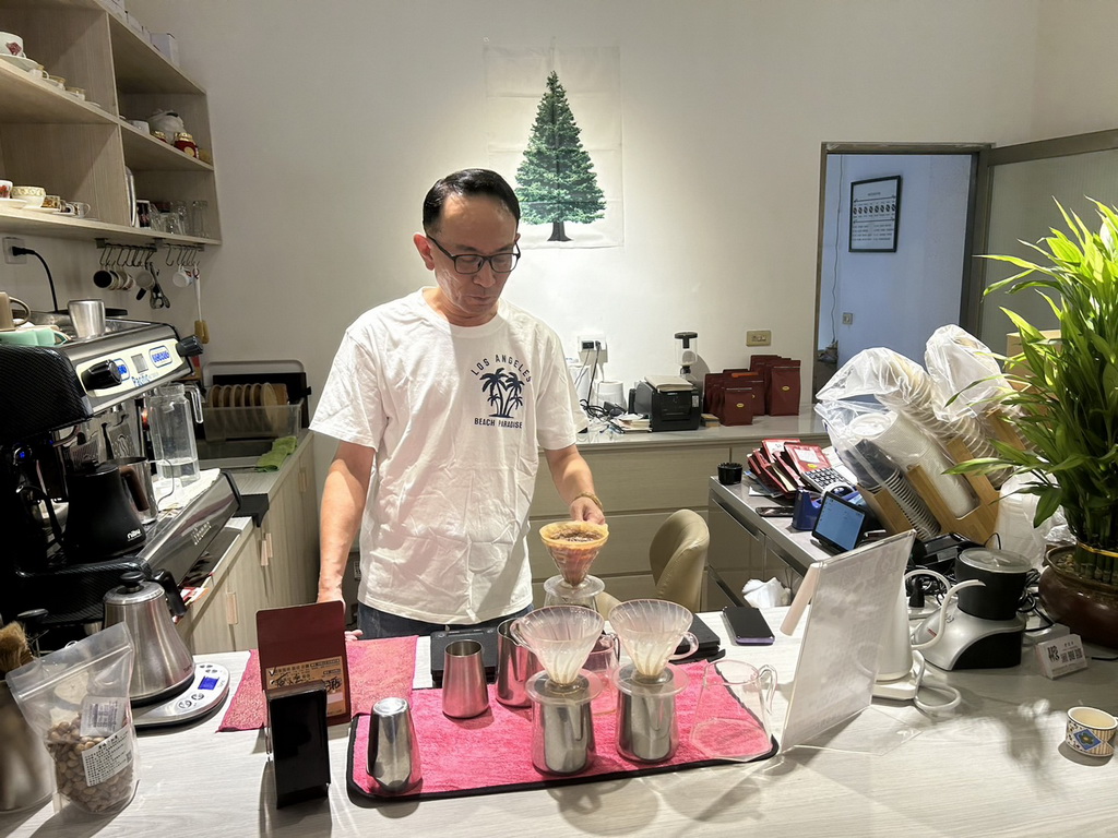 藝伎咖啡豆高端市場平價化 業者葉俊男親自烘焙與好朋友享受美味 - https://www.watchmedia01.com