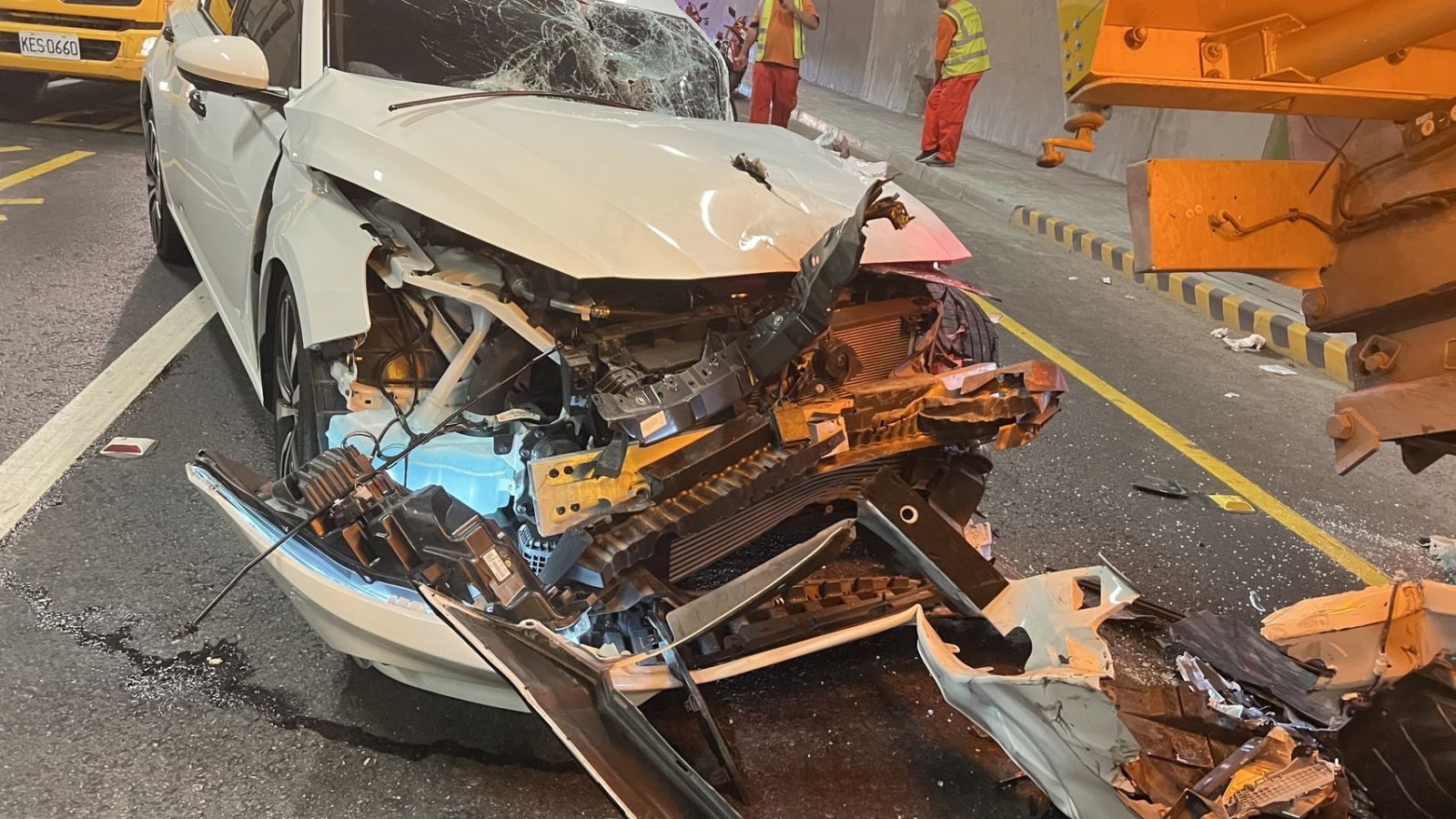 蘇花改自小客追撞工程防撞車 駕駛及乘客受傷送醫 - https://www.watchmedia01.com
