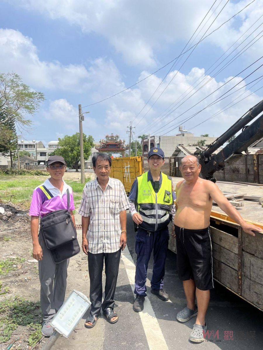 虎警、村長、公所跨部門協力 迅速清除斷裂電桿 維護用路人安全 - https://www.watchmedia01.com