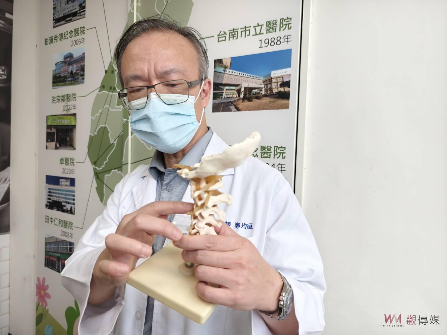 （有影片）／滑手機當心頸椎危機　醫師提醒：長期低頭恐致椎間盤突出 - https://www.watchmedia01.com