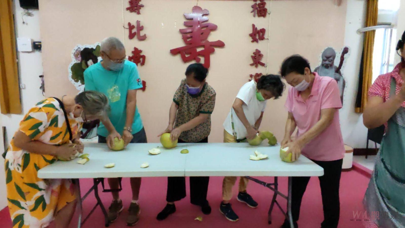 （有影片）／創意柚子彩繪+剝柚大賽　彰化榮家長輩彩柚剝柚樂開懷 - https://www.watchmedia01.com