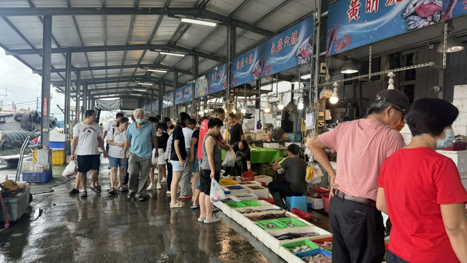 塭仔港成水上魚市 中秋大潮侵襲市集連淹四日遊客不退卻 - https://www.watchmedia01.com