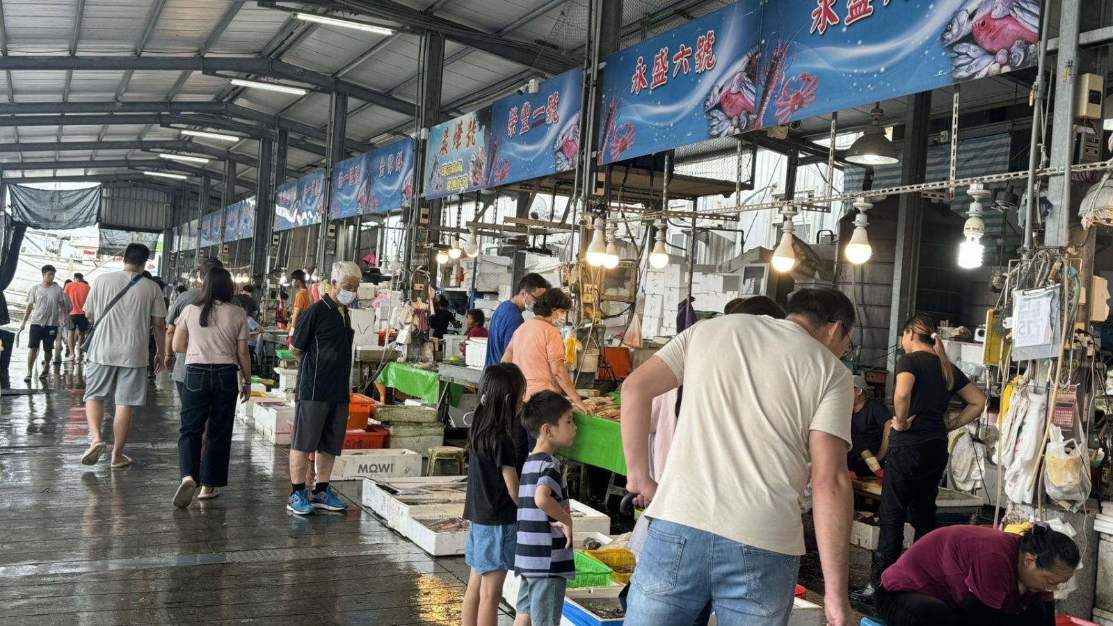 塭仔港成水上魚市 中秋大潮侵襲市集連淹四日遊客不退卻 - https://www.watchmedia01.com