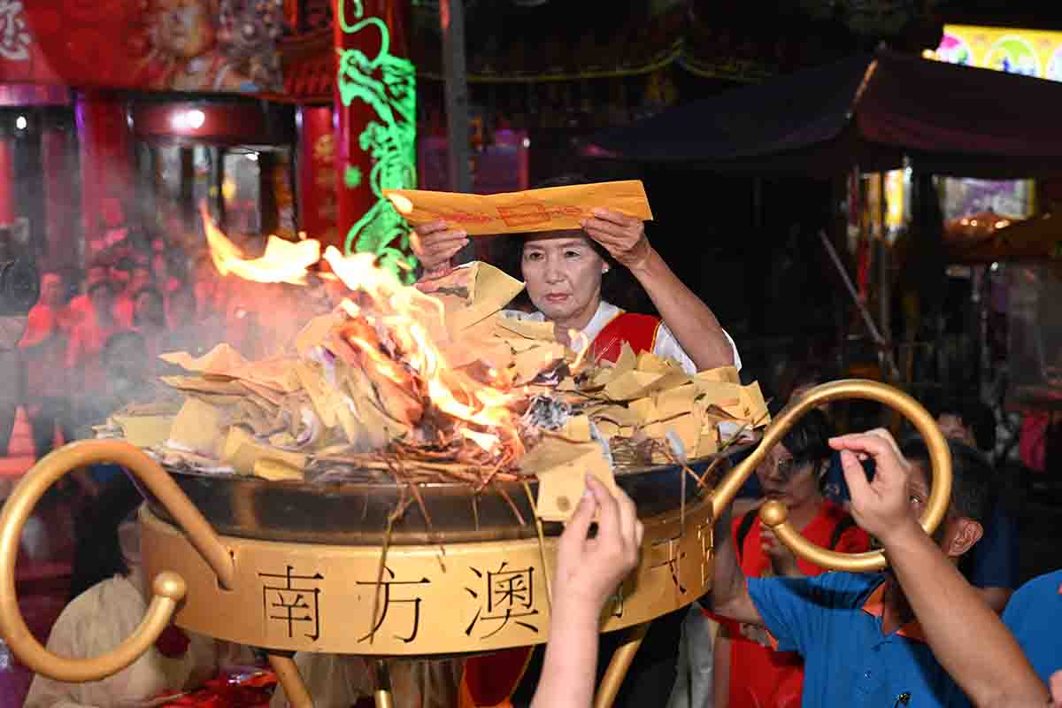 三天參與人數超過10萬人 媽祖回鑾南天宮上千名信眾夾道恭迎 - https://www.watchmedia01.com