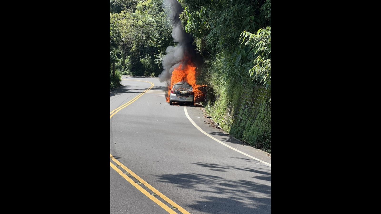驚險時刻！芬園員草路火燒車駕駛乘客三人逃生　轎車燒成廢鐵 - https://www.watchmedia01.com