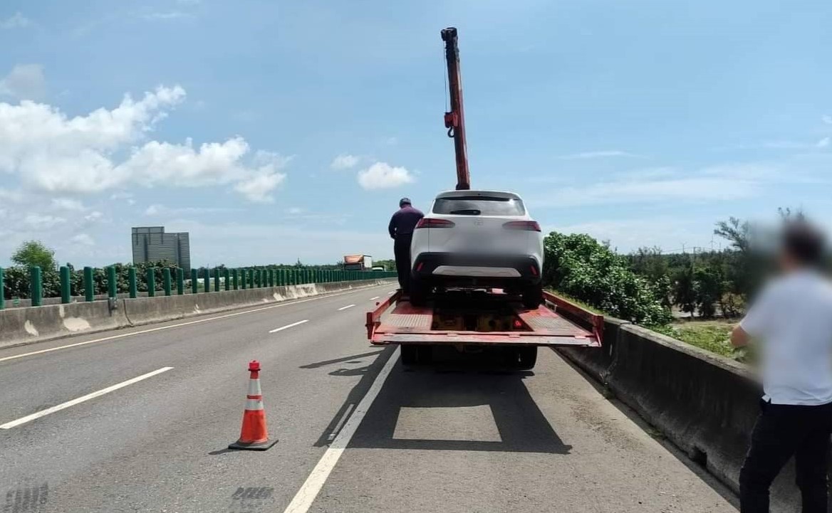 快速道路爆胎險象環生　臺西警即時救援助駕駛脫困 - https://www.watchmedia01.com