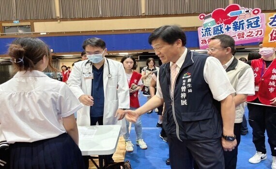 流感、新冠公費疫苗10/1開打　中市衛生局長：踴躍接種獲雙重保護 - https://www.watchmedia01.com