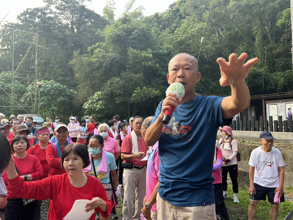 員林高中文教基金會董事長賴本仕發起愛與被愛活動 夫妻牽手爬藤山讓社會更美麗 - https://www.watchmedia01.com