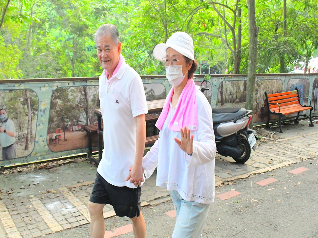 員林高中文教基金會董事長賴本仕發起愛與被愛活動 夫妻牽手爬藤山讓社會更美麗 - https://www.watchmedia01.com