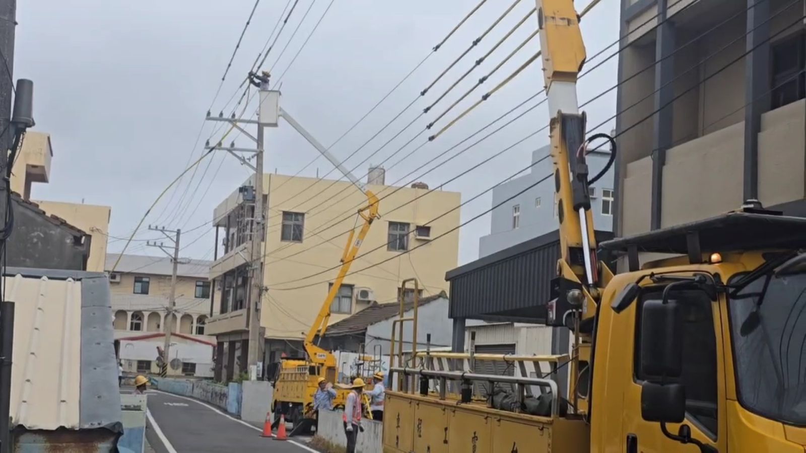 台電彰化區防颱動員300人　鹽塵強風沿海817戶停電已修復 - https://www.watchmedia01.com