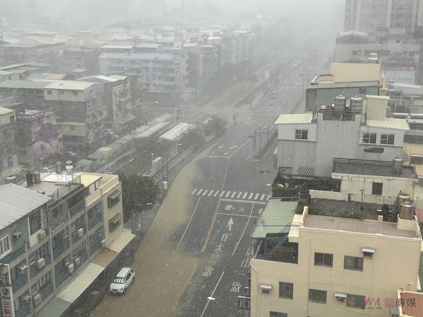 中度颱風《山陀兒》風強雨狂　高雄樹倒壓毀自小客車 - https://www.watchmedia01.com