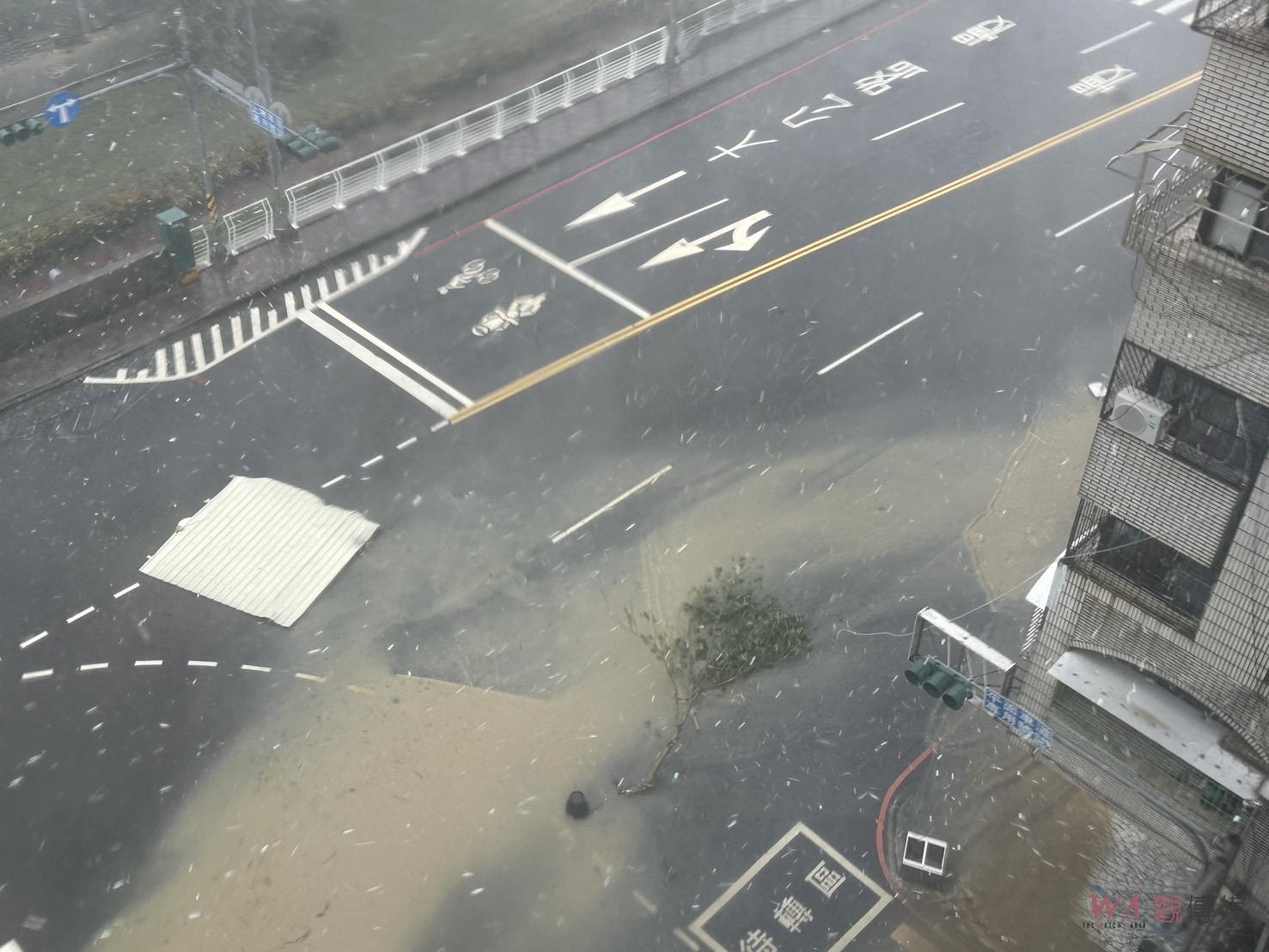 中度颱風《山陀兒》風強雨狂　高雄樹倒壓毀自小客車 - https://www.watchmedia01.com