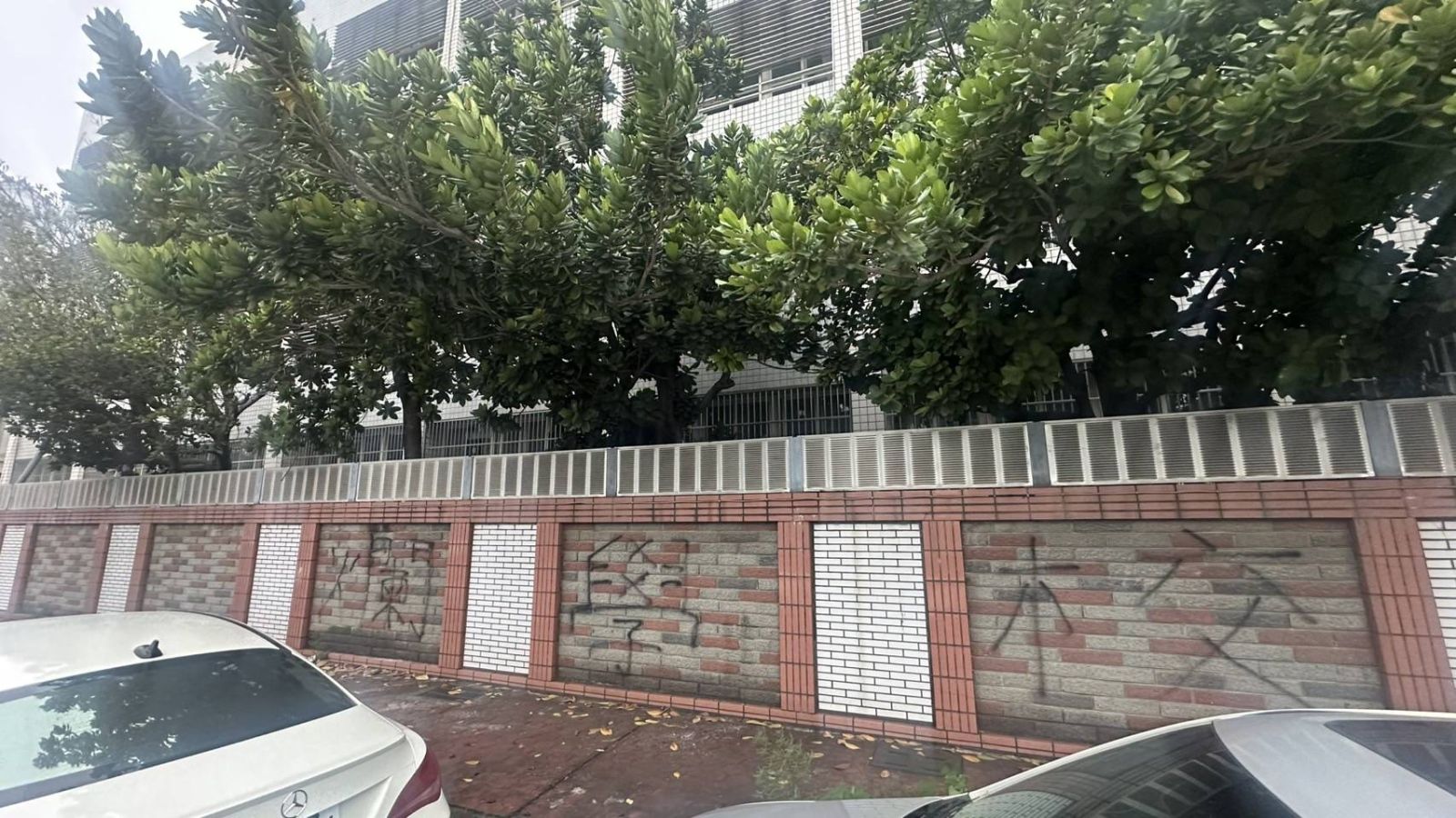 （有影片）／山陀兒颱風假竟成發洩日 男子30年後懷恨霸凌噴漆破壞校園 - https://www.watchmedia01.com