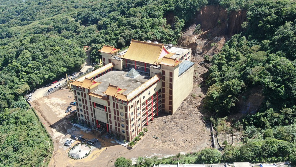 豪雨坍方「蓬萊陵園」傳災情！國寶集團徒手清理、3天沒水電 - https://www.watchmedia01.com