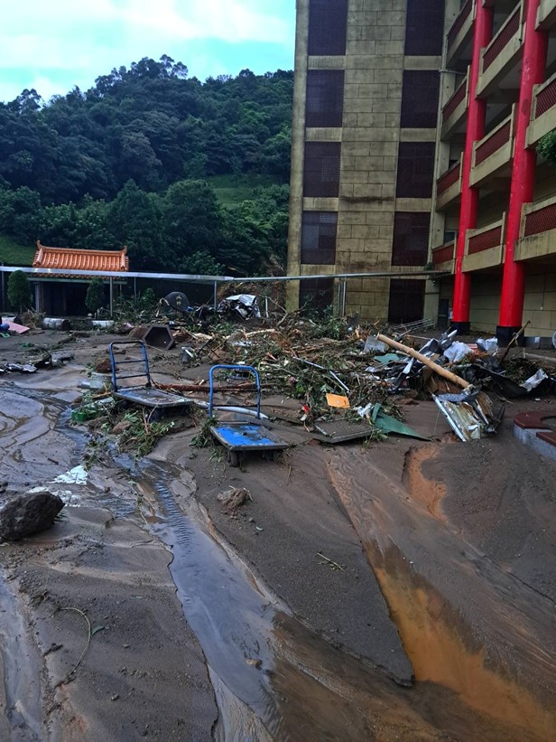 豪雨坍方「蓬萊陵園」傳災情！國寶集團徒手清理、3天沒水電 - https://www.watchmedia01.com