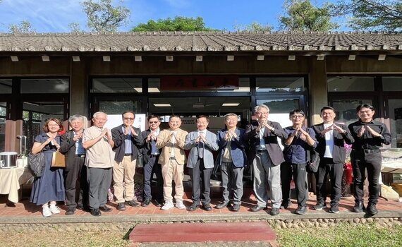 藝術饗宴！黃騰輝攜東大發表2025聯名年曆　捐贈玫瑰園冠蓋雲集見證 - https://www.watchmedia01.com