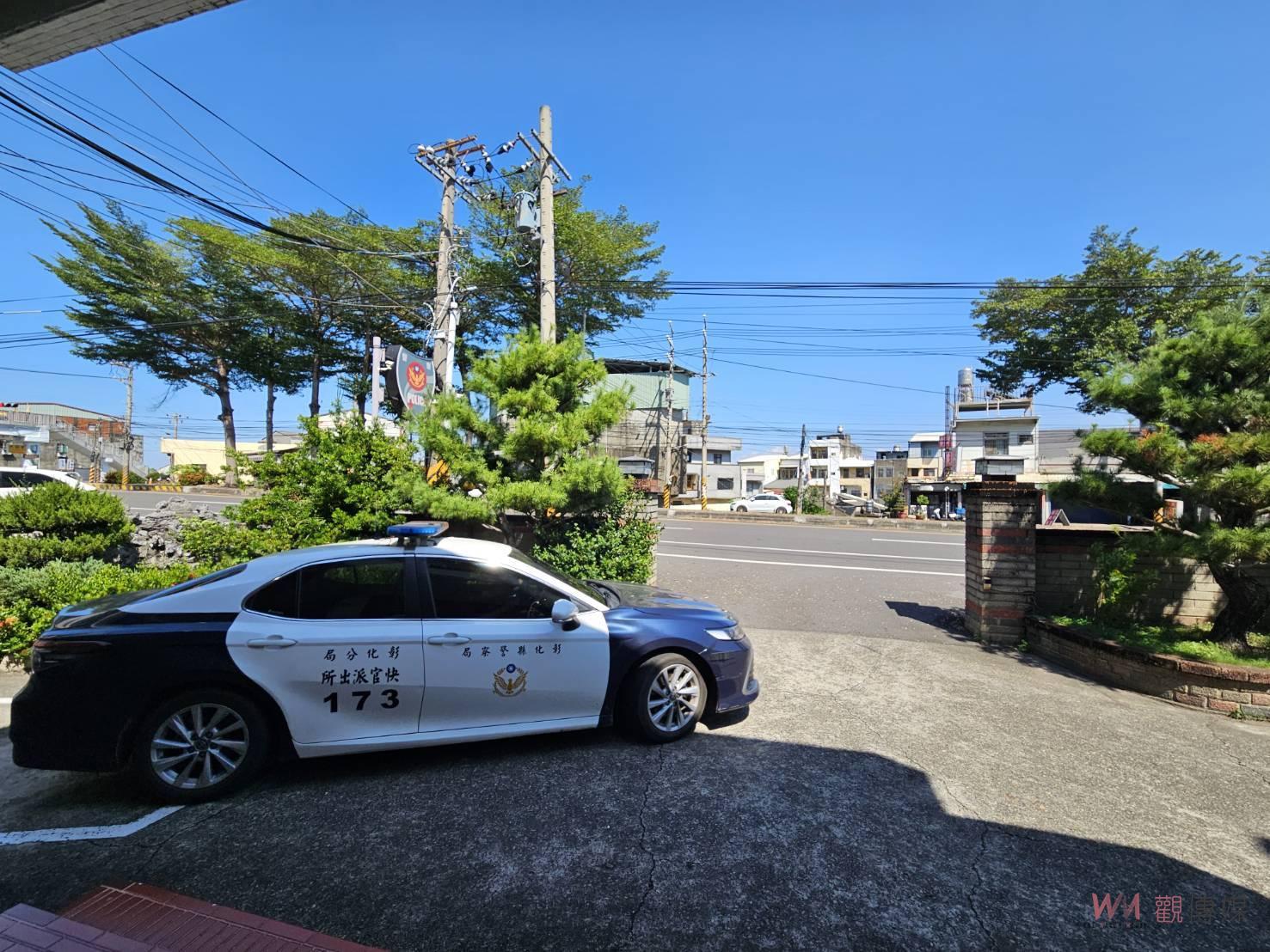夫妻車中爭吵　妻怒捶後視鏡自殘　血流不止驚見快官派出所求救 - https://www.watchmedia01.com