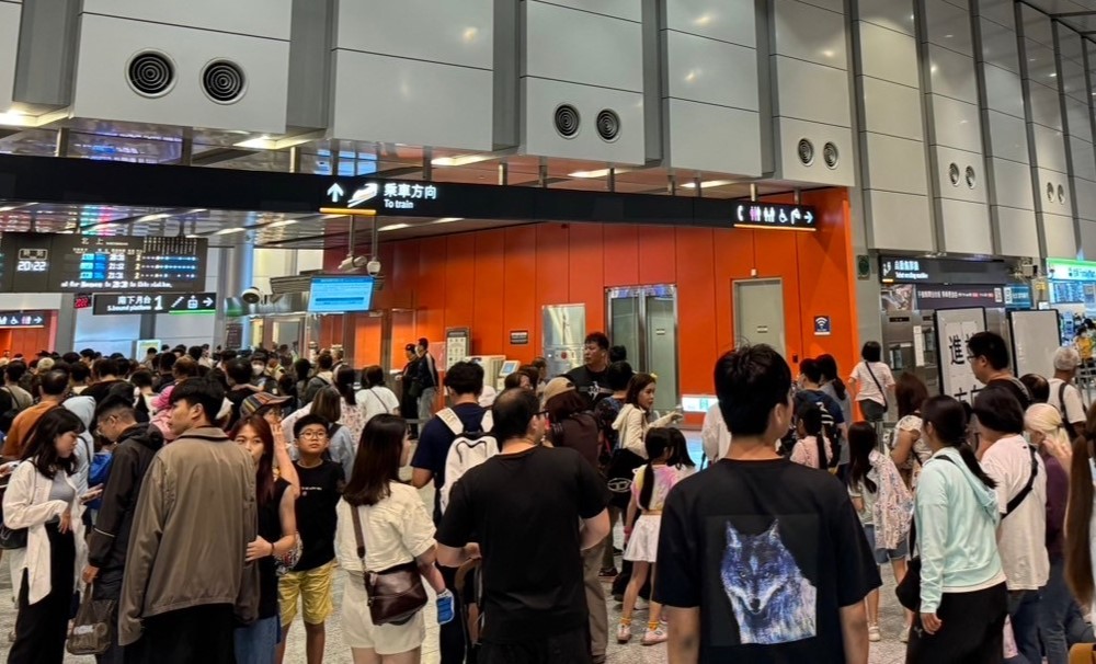 國慶煙火後高鐵雲林站瞬間湧入人潮　高鐵加班車迅速疏運一小時內解決 - https://www.watchmedia01.com
