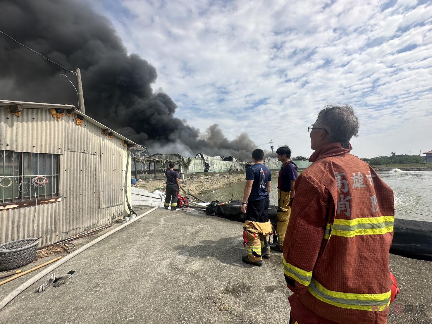 高雄塑膠粒倉庫火災《黑煙》竄天際　警消出動41車85人積極搶救　 - https://www.watchmedia01.com