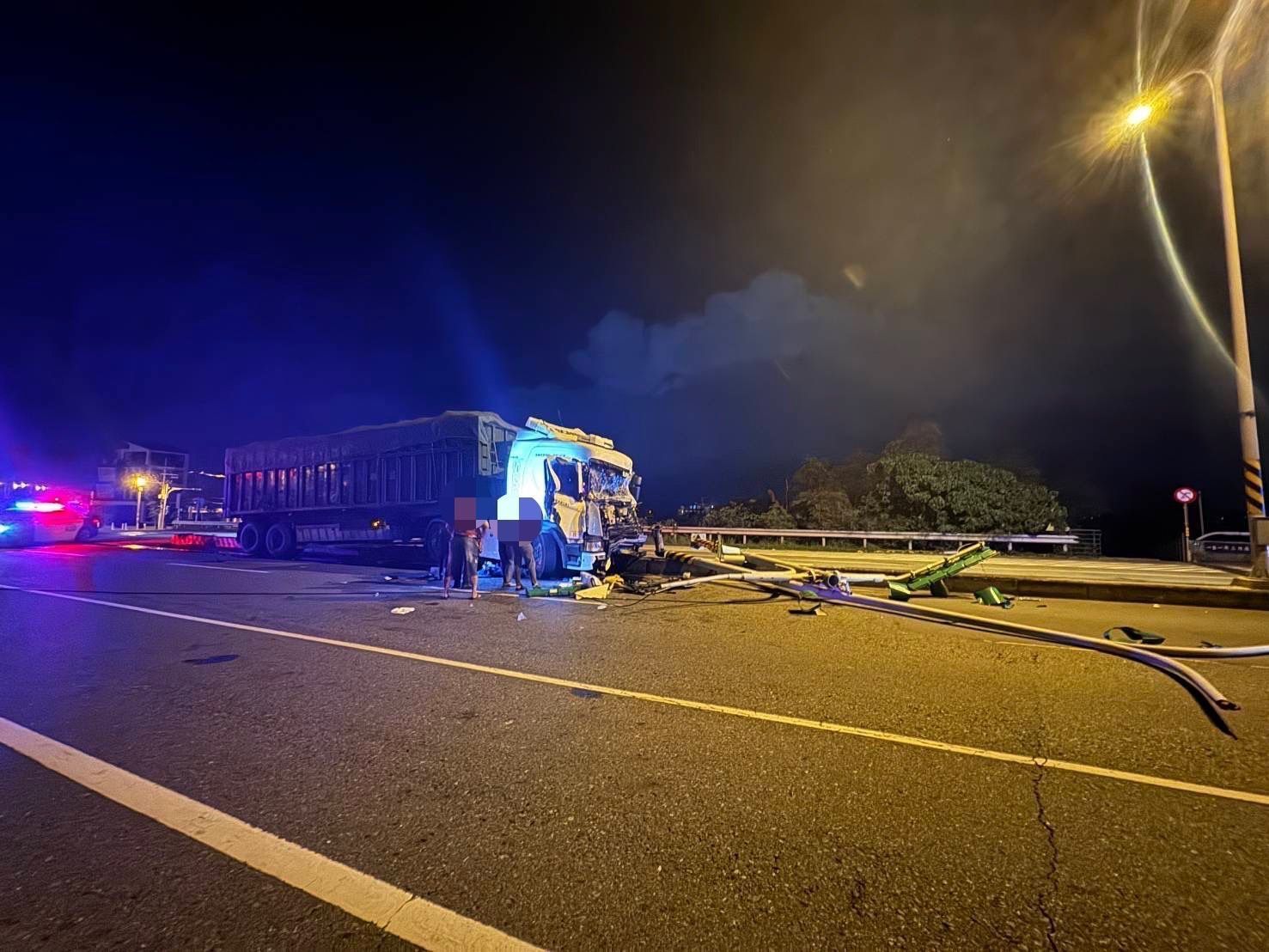 大貨車自撞安全島 駕駛卡車內腳踝嚴重受傷 - https://www.watchmedia01.com