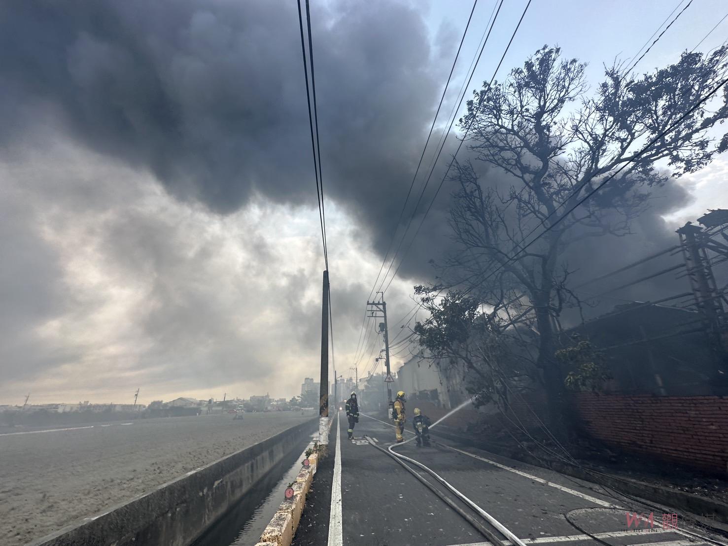 高雄林園倉庫火災《黑煙》竄天際　消防局派遣27車54人搶救　 - https://www.watchmedia01.com
