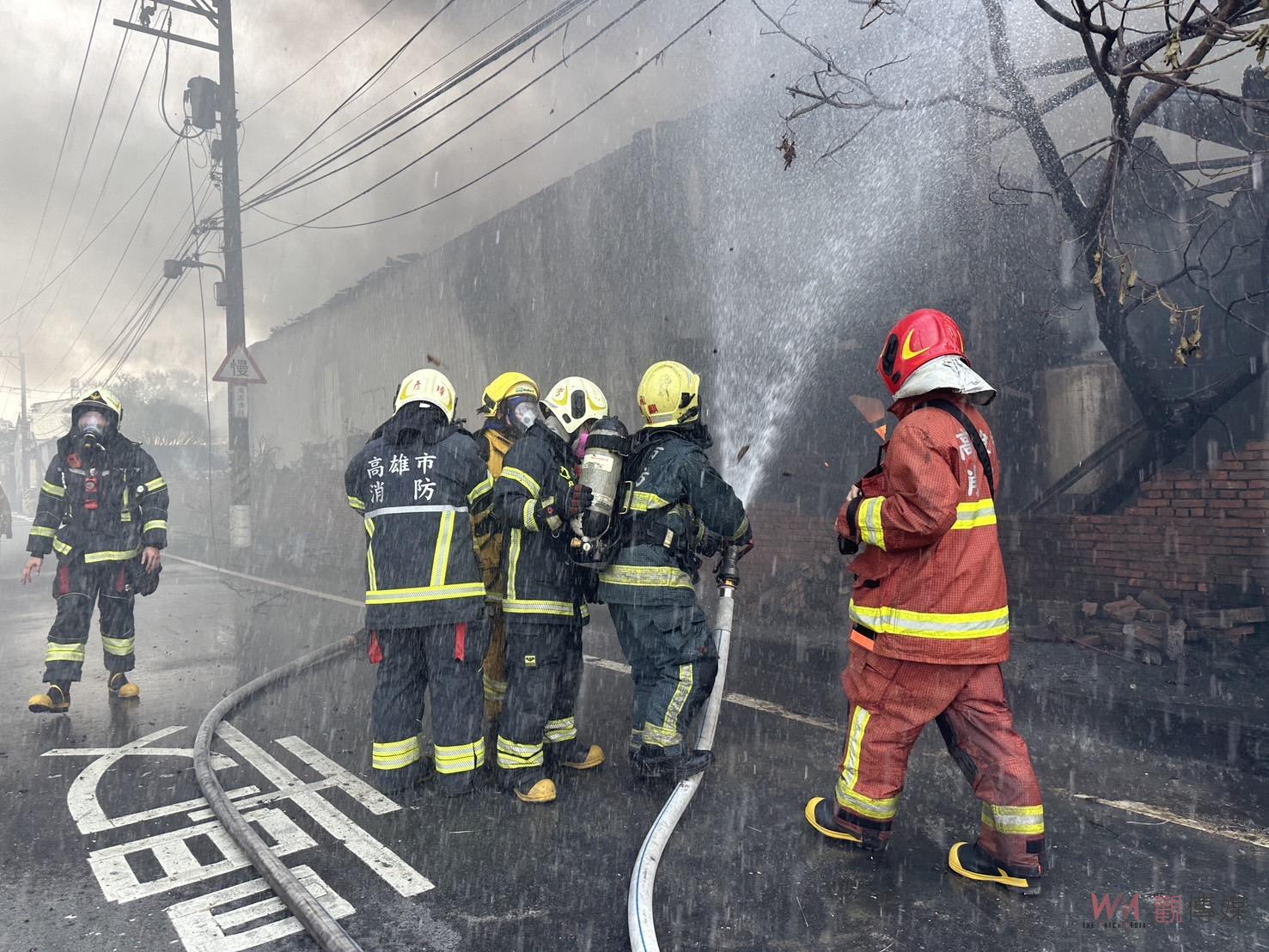 高雄林園倉庫火災《黑煙》竄天際　消防局派遣27車54人搶救　 - https://www.watchmedia01.com