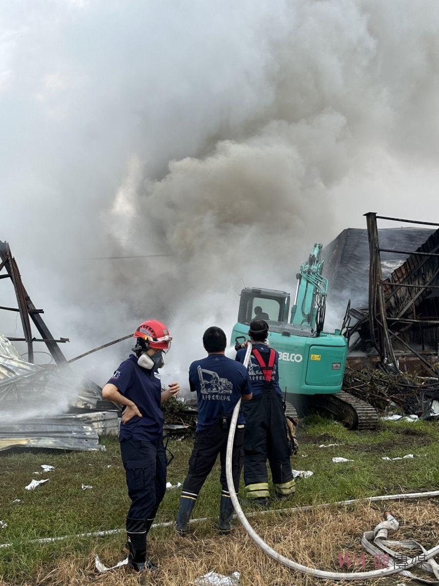 高雄林園倉庫火災《黑煙》竄天際　消防局派遣27車54人搶救　 - https://www.watchmedia01.com