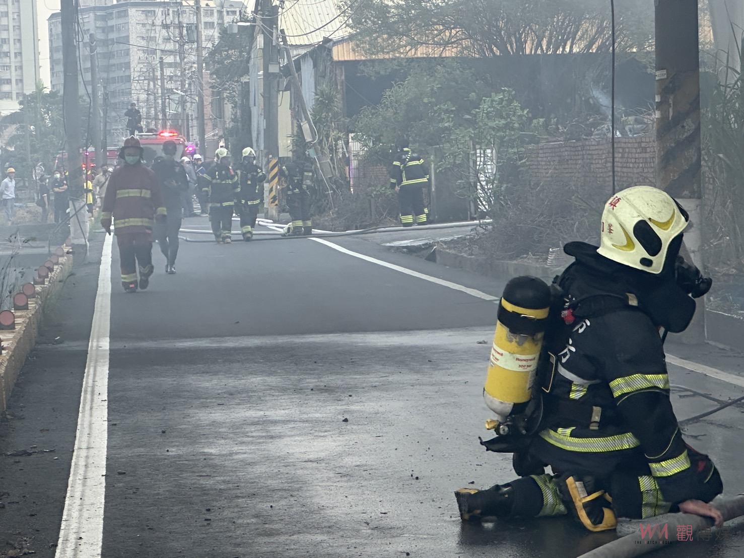 高雄林園倉庫火災《黑煙》竄天際　消防局派遣27車54人搶救　 - https://www.watchmedia01.com
