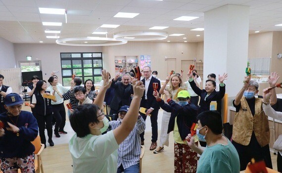 臺美衛生福利交流　讚賞中市立仁愛長照機構 公私協力超溫馨 - https://www.watchmedia01.com