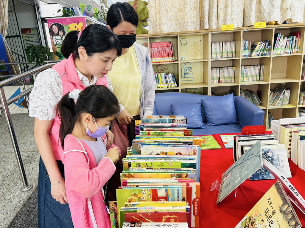 埔心鄉圖辦理好書交換，張佩瑩鄉長期勉學子多元閱讀長大有益! - https://www.watchmedia01.com