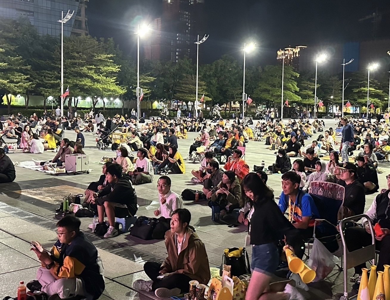 中信兄弟奪3勝聽牌！ 中市府前廣場持續熱血直播 - https://www.watchmedia01.com