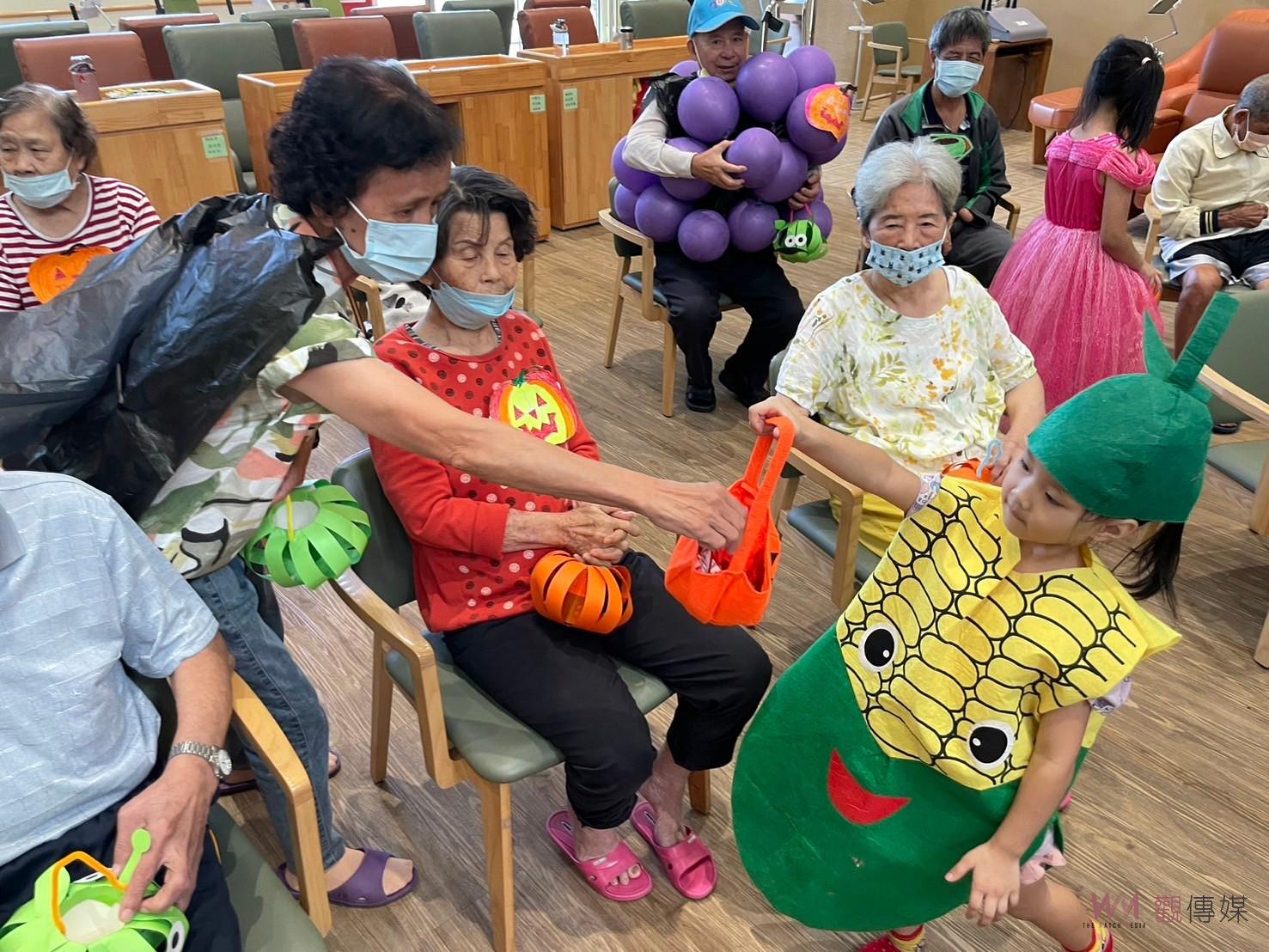 （有影片）／萬聖節歡樂派對！秀和苑長輩與幼兒跨世代同樂 笑聲不斷 - https://www.watchmedia01.com