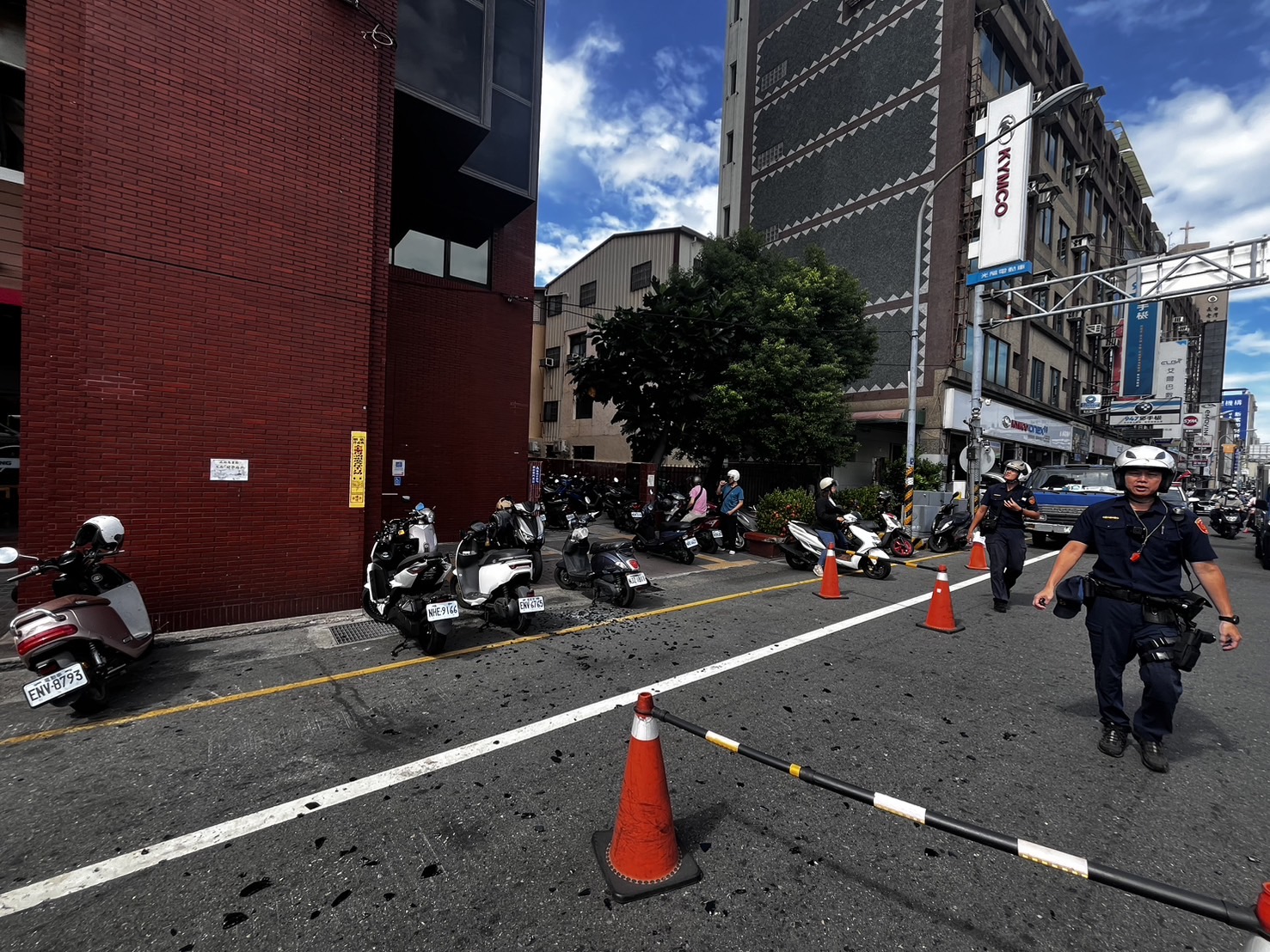 （有影片）／天降禍患　強風引發彰化市國泰人壽大樓玻璃掉落　女子被砸中 - https://www.watchmedia01.com