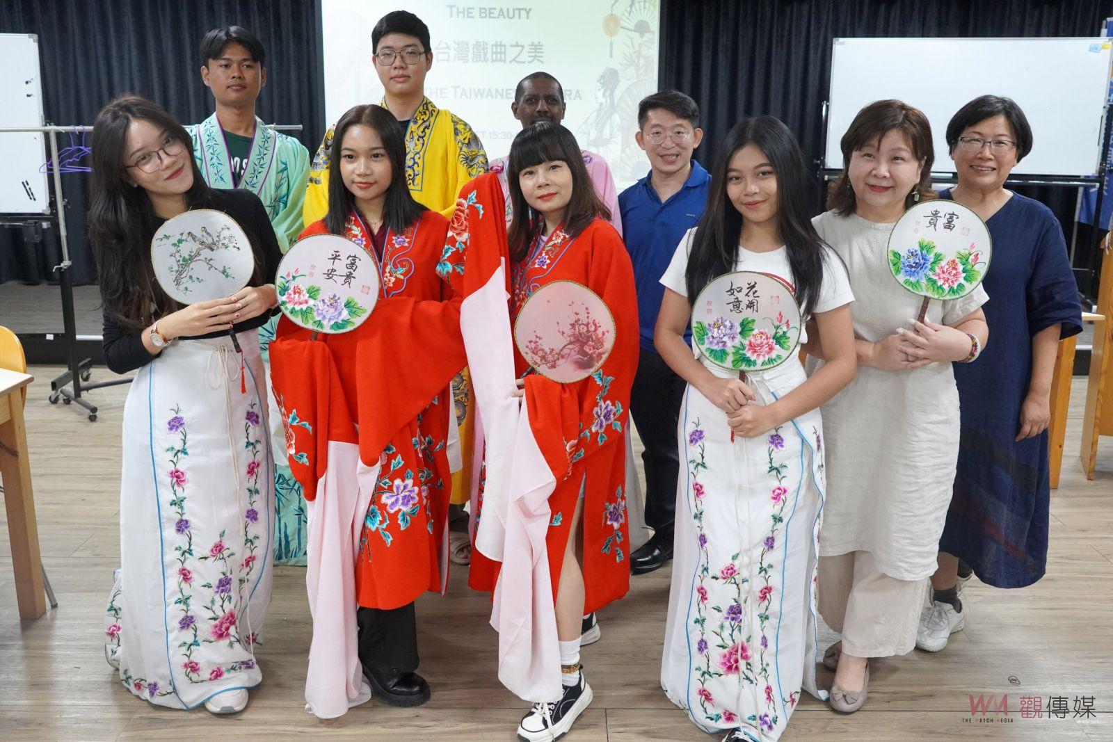 （有影片）／文化無國界　從古箏到歌仔戲服　國際學生親身感受歌仔戲魅力 - https://www.watchmedia01.com