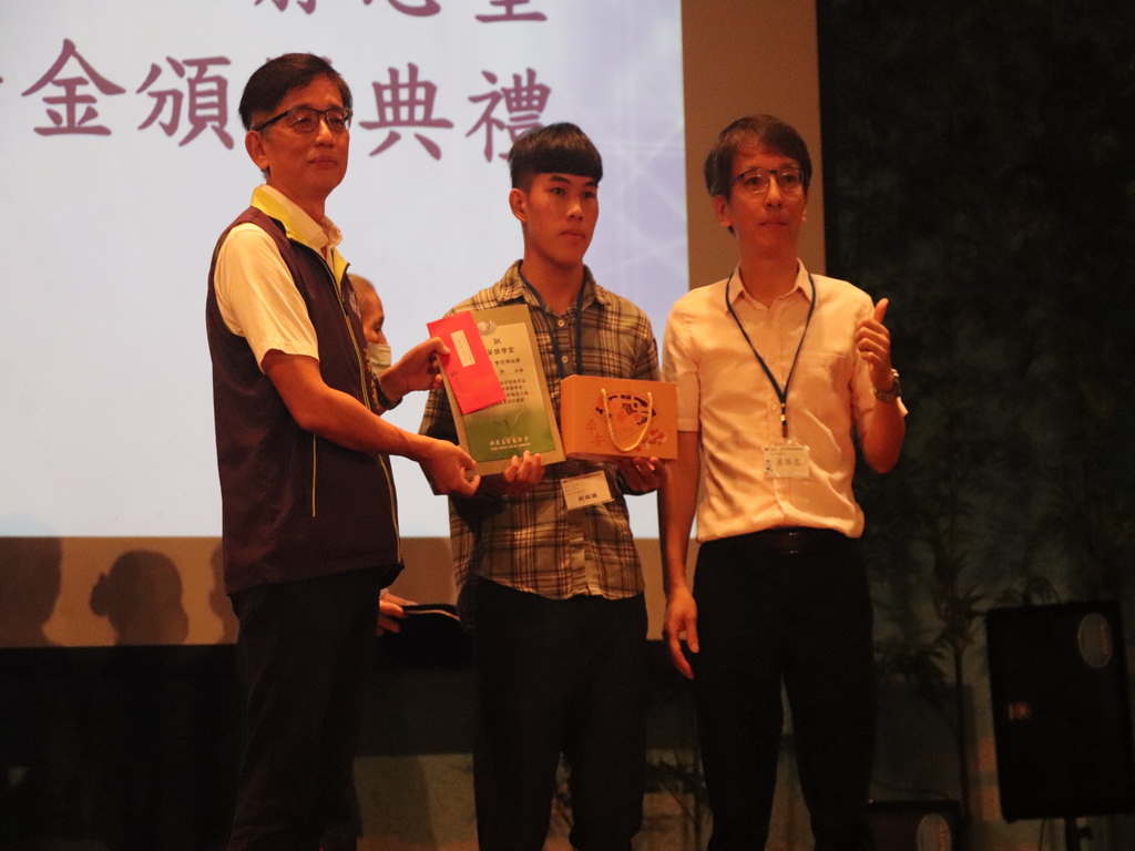 彰化慈濟頒發獎新芽獎學金 期勉828位學子奮發做榜樣! - https://www.watchmedia01.com