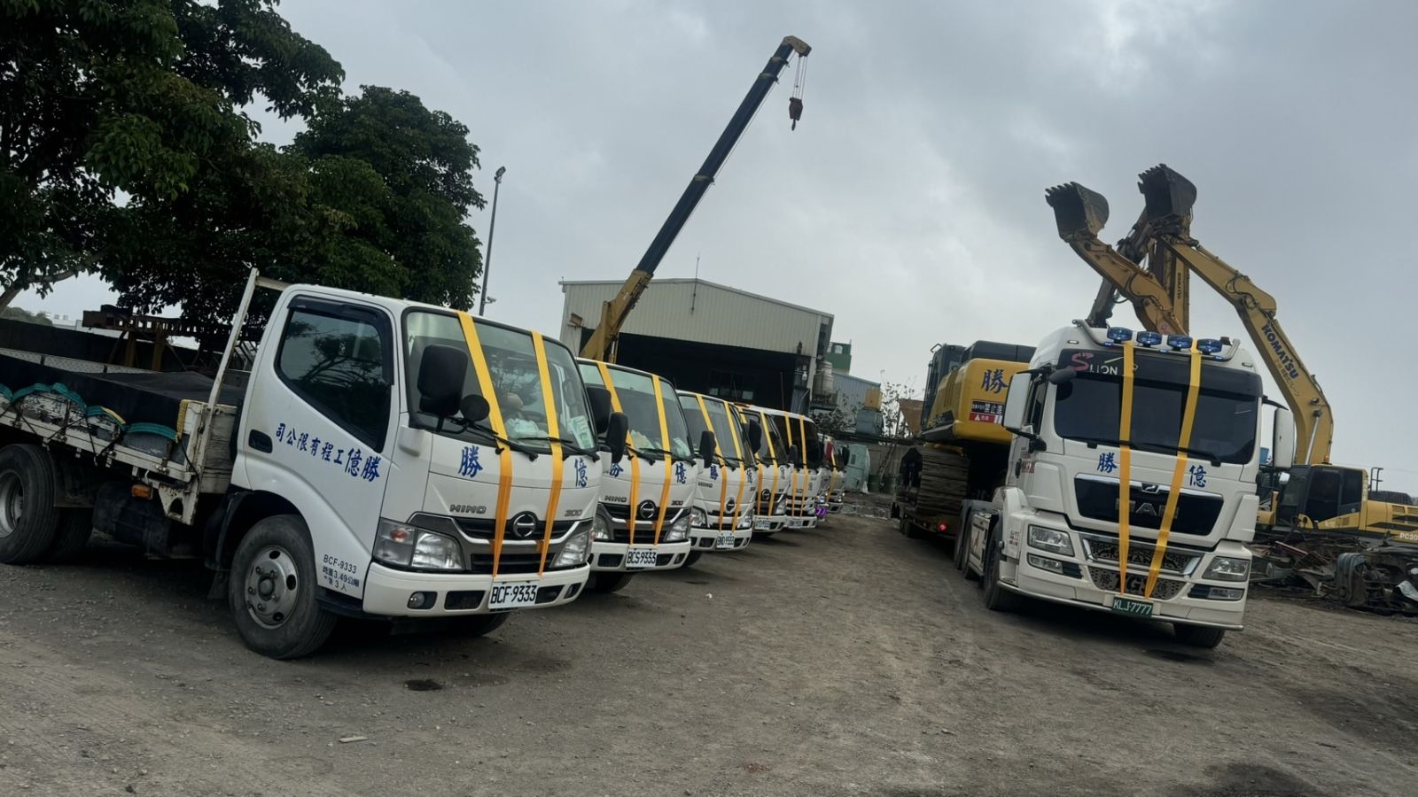 （有影片）／和美吊車大王林煙欽人生畢業典禮　黃絲帶吊車隊壯觀送行 - https://www.watchmedia01.com