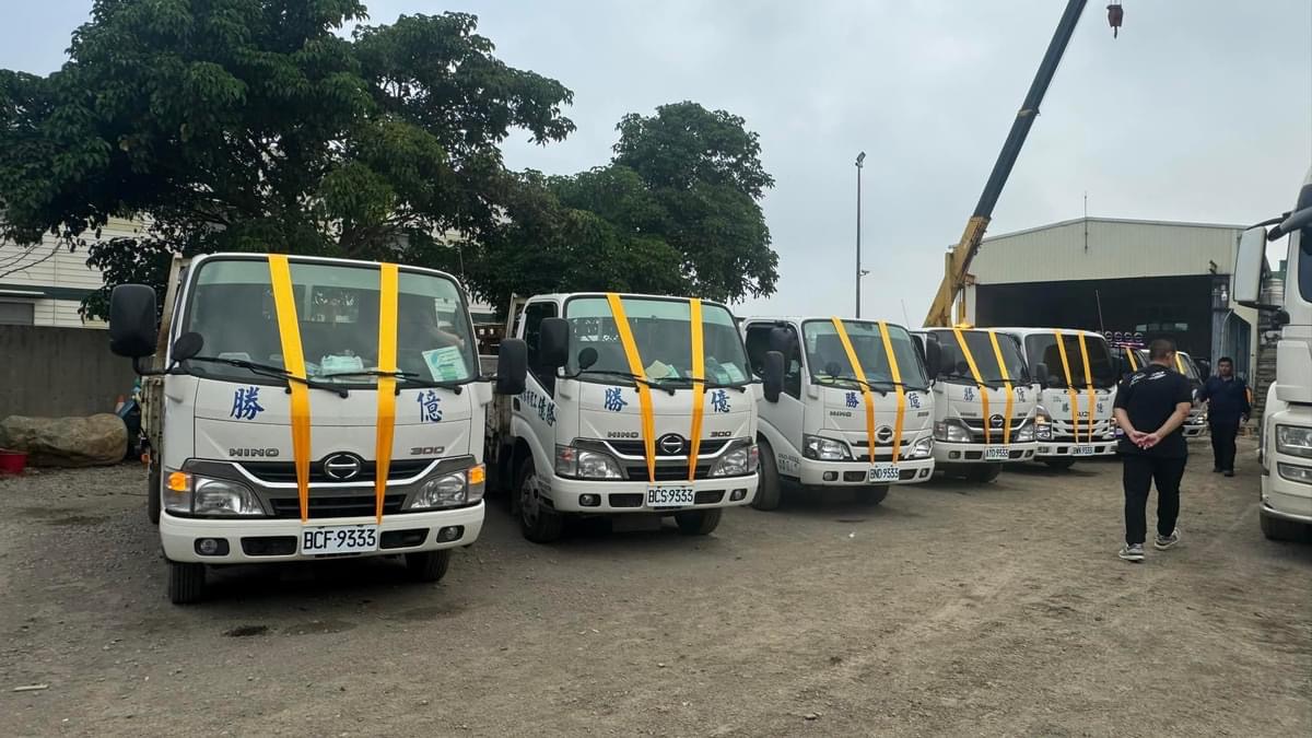 （有影片）／和美吊車大王林煙欽人生畢業典禮　黃絲帶吊車隊壯觀送行 - https://www.watchmedia01.com