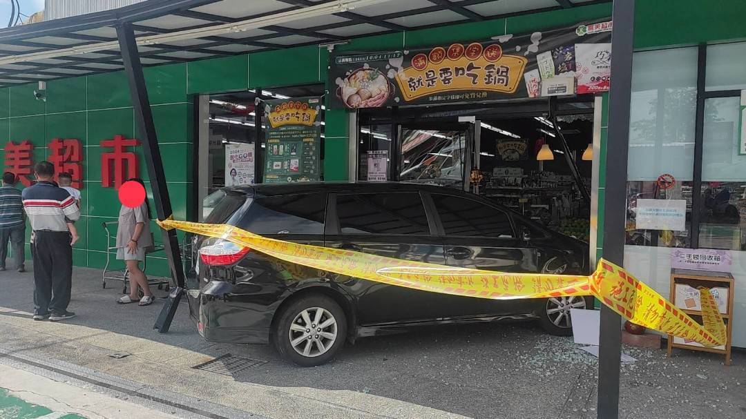 （有影片）／驚險一瞬間！彰化縣超市遭轎車衝撞　駕駛將油門當剎車踩 - https://www.watchmedia01.com