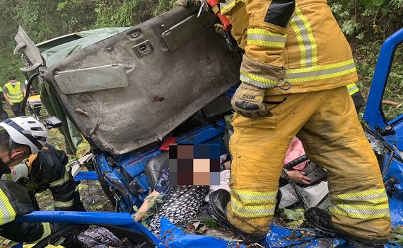 仁愛鄉台14甲線約0.1K處小貨車遭倒木壓砸受困案 - https://www.watchmedia01.com