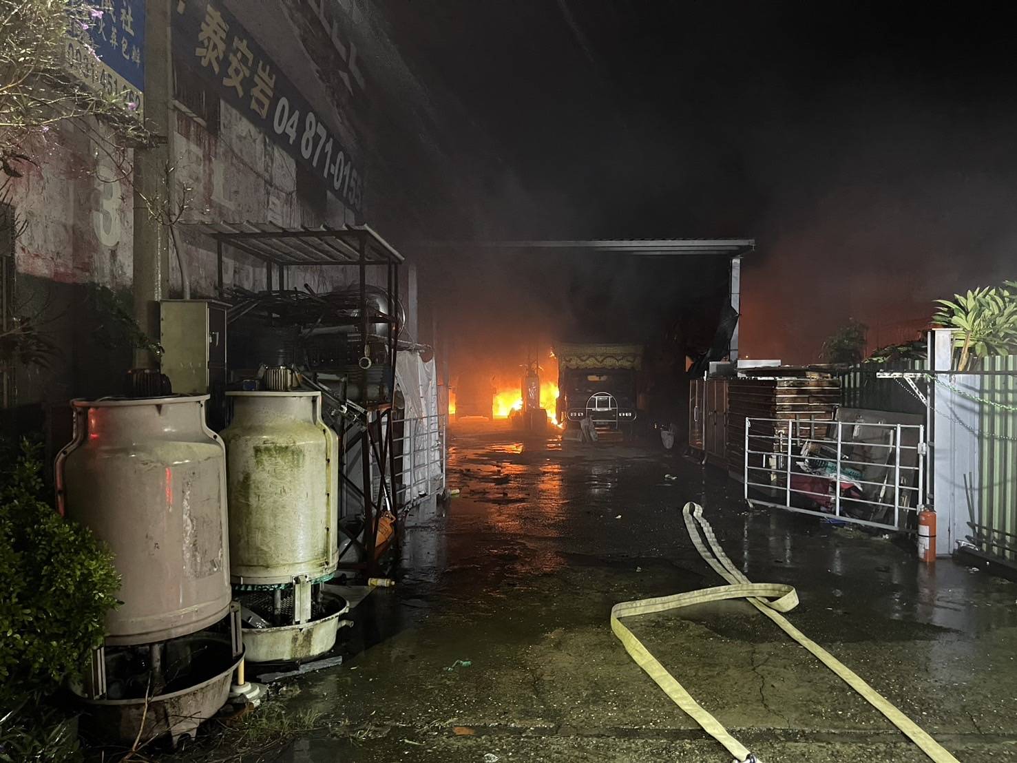 颱風夜驚魂！社頭倉庫大火險吞噬隔壁6間民宅　幸無人傷亡 - https://www.watchmedia01.com