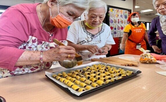 體驗手作樂趣　中臺科大謙和賀日照中心攜大里農會 伴長輩享烘焙時光 - https://www.watchmedia01.com
