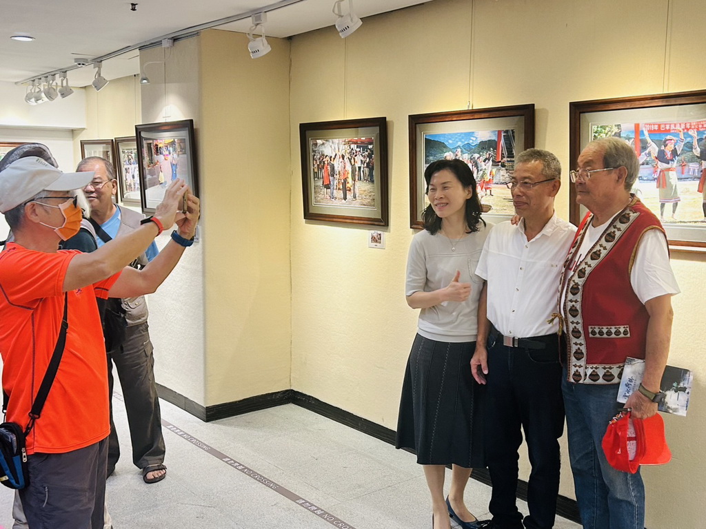 攝影家蔡孟興數年歲月上山下海開台灣原住民攝影展 看到平原到山地24族原住民寫真 - https://www.watchmedia01.com