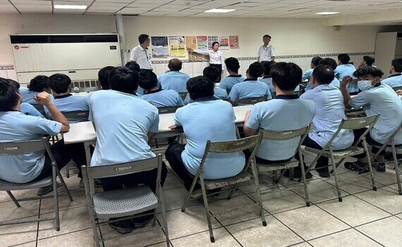 微型電動二輪車掛牌緩衝期將屆　中市勞工局印製四國語海報提醒移工 - https://www.watchmedia01.com