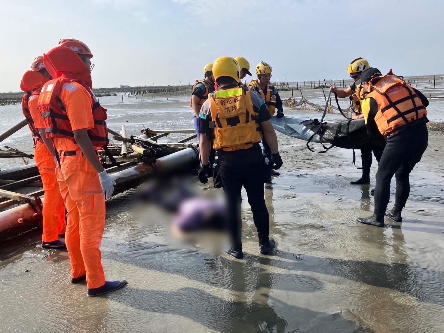 （有影片）／王功漁港遊客拍照不慎遭浪捲走 失蹤遺體終於尋獲 - https://www.watchmedia01.com