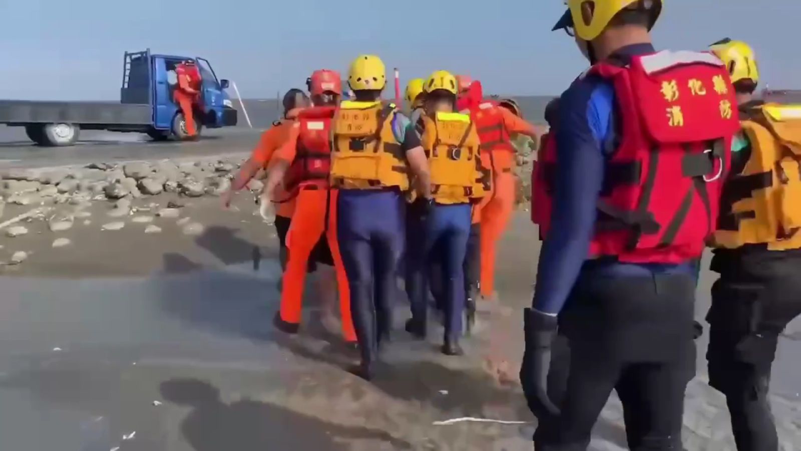 （有影片）／王功漁港遊客拍照不慎遭浪捲走 失蹤遺體終於尋獲 - https://www.watchmedia01.com
