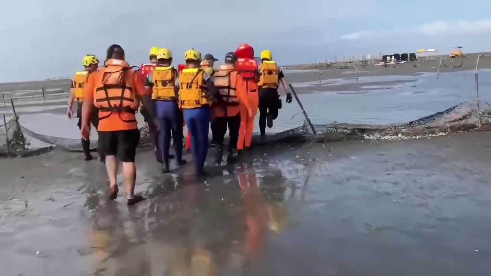 （有影片）／王功漁港遊客拍照不慎遭浪捲走 失蹤遺體終於尋獲 - https://www.watchmedia01.com