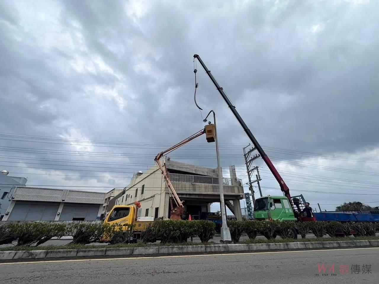 路燈傾斜臺西警現場維安 協助搶修恢復用路安全 - https://www.watchmedia01.com