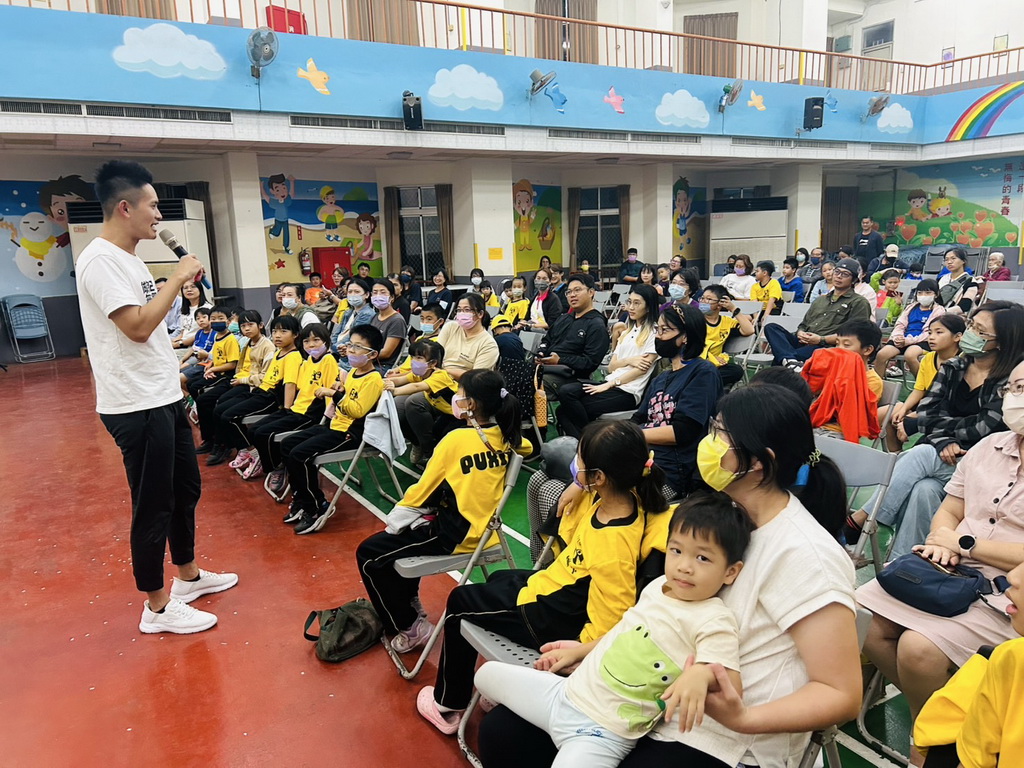 埔心國小百年校慶二部曲 廖松圳校長邀請溜溜球冠軍楊元慶談立志做街頭藝人的完夢 - https://www.watchmedia01.com