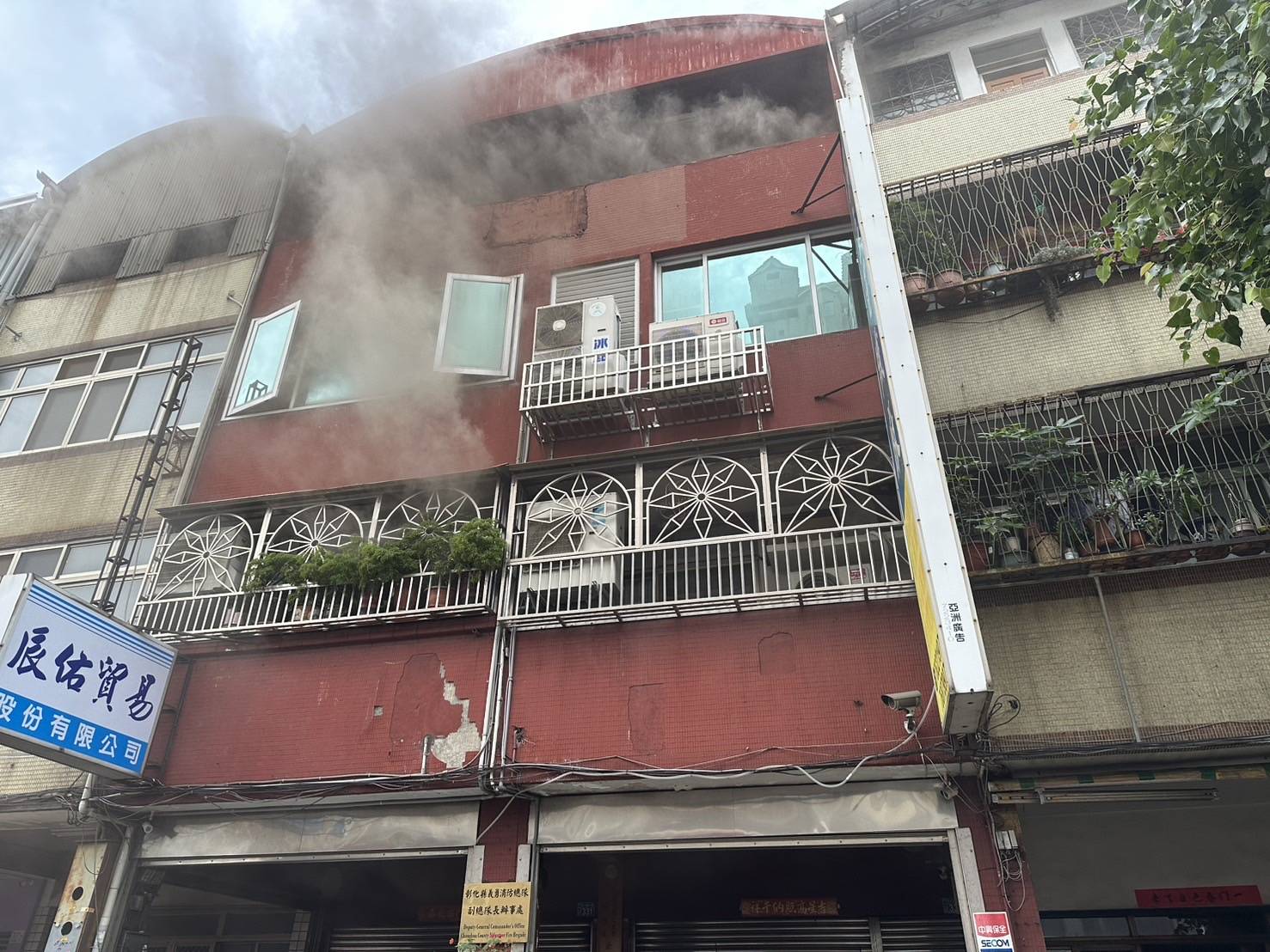 彰化市四層樓民宅火警　住警器預警奏效　三人頂樓待援獲救 - https://www.watchmedia01.com