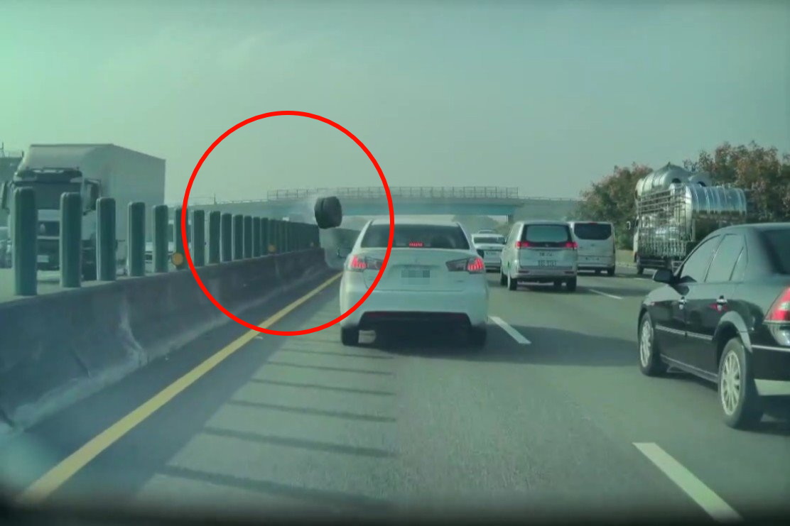（有影片）／國道驚魂　聯結車輪脫落飛砸轎車致1死　四車連環追撞釀慘劇 - https://www.watchmedia01.com